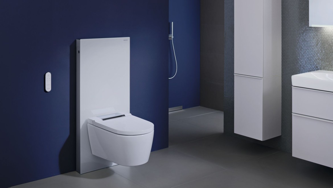 Sprchovacie WC Geberit AquaClean Sela so zariadením Geberit Monolith v modrej kúpeľni